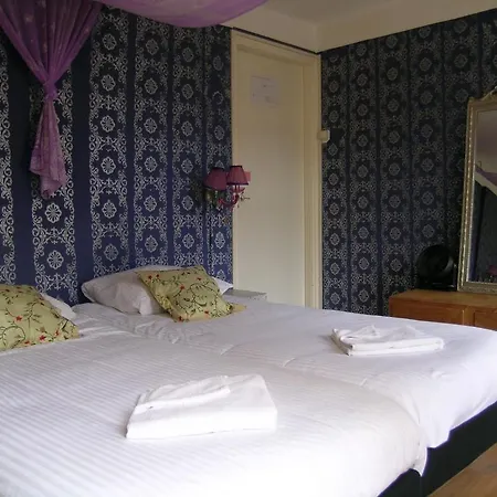 Hotel Greenhouse Effect 2*