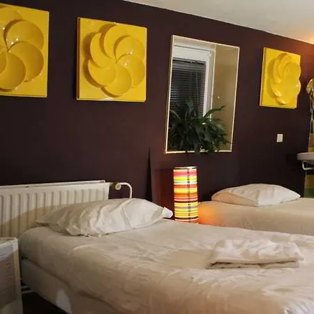 Greenhouse Effect Hotel 2*